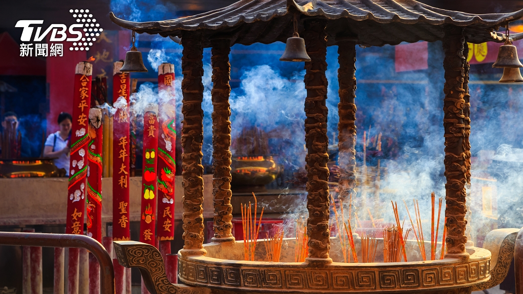 Taipei’s oldest temple bans incense after shocking air tests