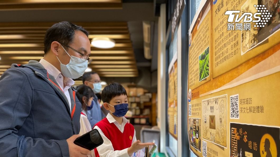 A visitor learns about the new digital library from a Tsai Hsing student. (Courtesy of Tsai Hsing)