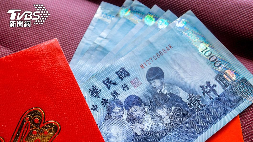 About 90% of workers to continue red envelope tradition (Shutterstock) About 90% of workers to continue red envelope tradition