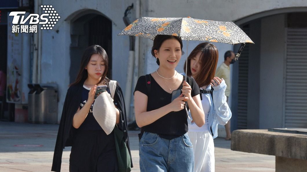 Taiwan faces scorching temperatures and brewing storm (TVBS News) Heat advisory: Taiwan temperatures reach dangerous levels
