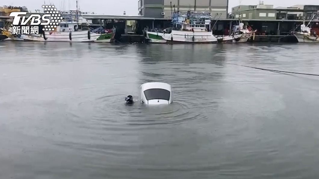 Man rescued from sea amid Typhoon Doksuri car incident (TVBS News) Man rescued from sea amid Typhoon Doksuri car incident