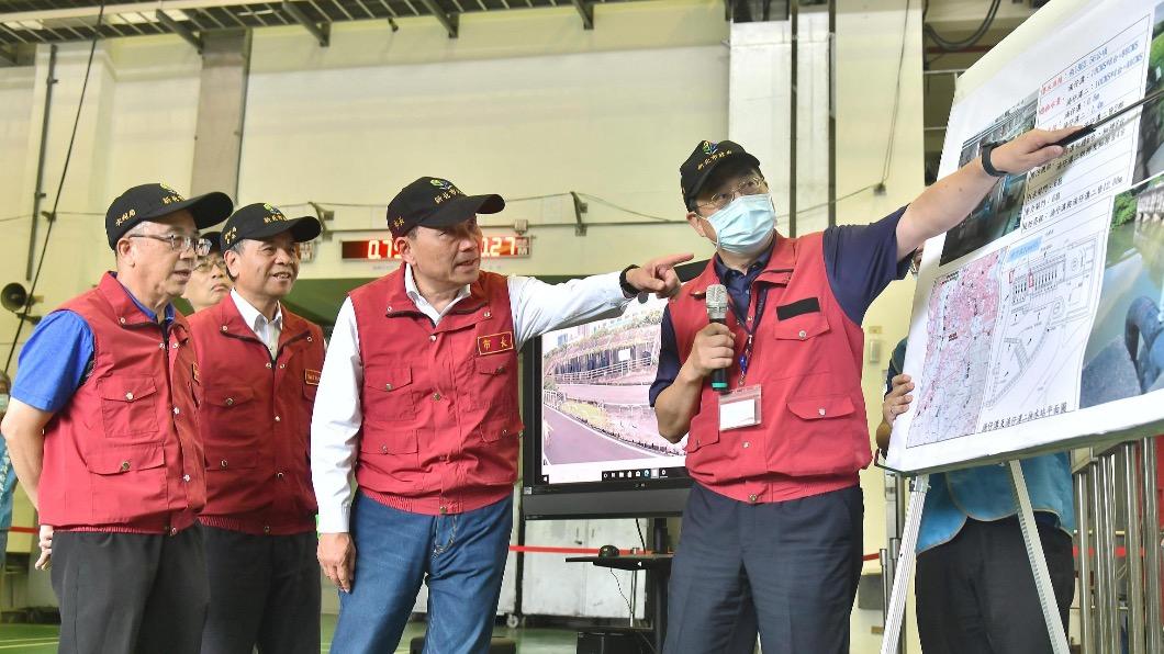 Hou chairs disaster response meeting amid Typhoon onslaught (TVBS News) Hou chairs disaster response meeting amid Typhoon onslaught