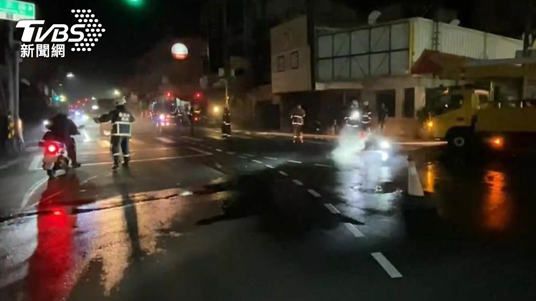 Manhole cover emitting smoke raises concerns of gas leak (TVBS News) Manhole cover emitting smoke raises concerns of gas leak