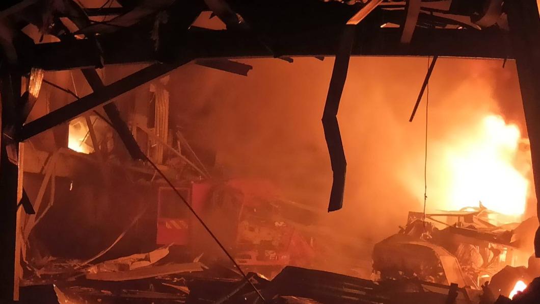 Pingtung factory blaze: 1 firefighter dead, dozens injured (TVBS News) Pingtung factory blaze: 1 firefighter dead, dozens injured