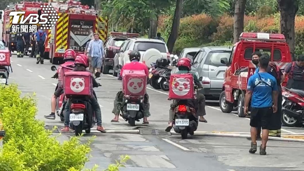 Delivery drivers rally to support exhausted firefighters (TVBS NEWS) Delivery drivers rally to support exhausted firefighters