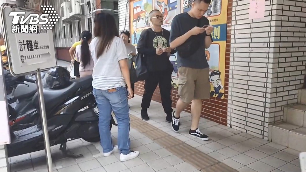 Aspiring drivers flock to Keelung for coveted taxi permits (TVBS News) Aspiring drivers flock to Keelung for coveted taxi permits