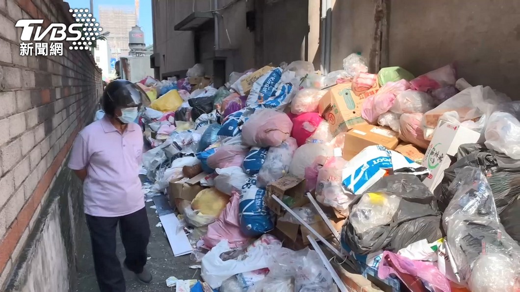 Landowner fined NT＄1.2K for Taichung garbage pile (TVBS NEWS) Landowner fined NT＄1.2K for Taichung garbage pile 