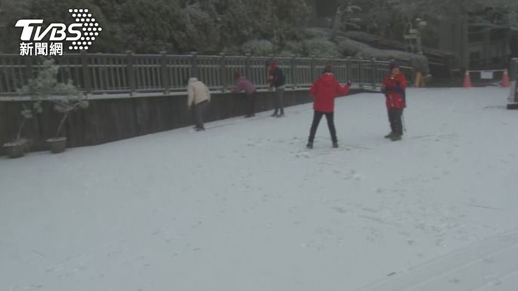 Taipingshan welcomes first snowfall amid -6 degrees Celsius (TVBS News) Taipingshan welcomes first snowfall amid -6 degrees Celsius