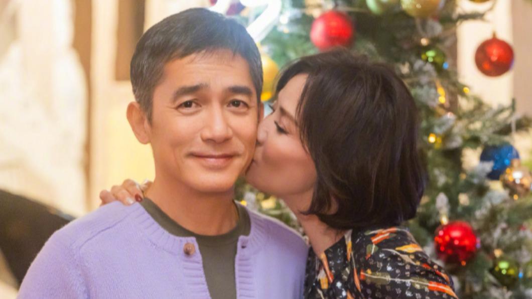 Lau, Leung post sweet Christmas photo (Courtesy of Carina Lau’s Weibo) Lau, Leung spark holiday frenzy with sweet Christmas photo