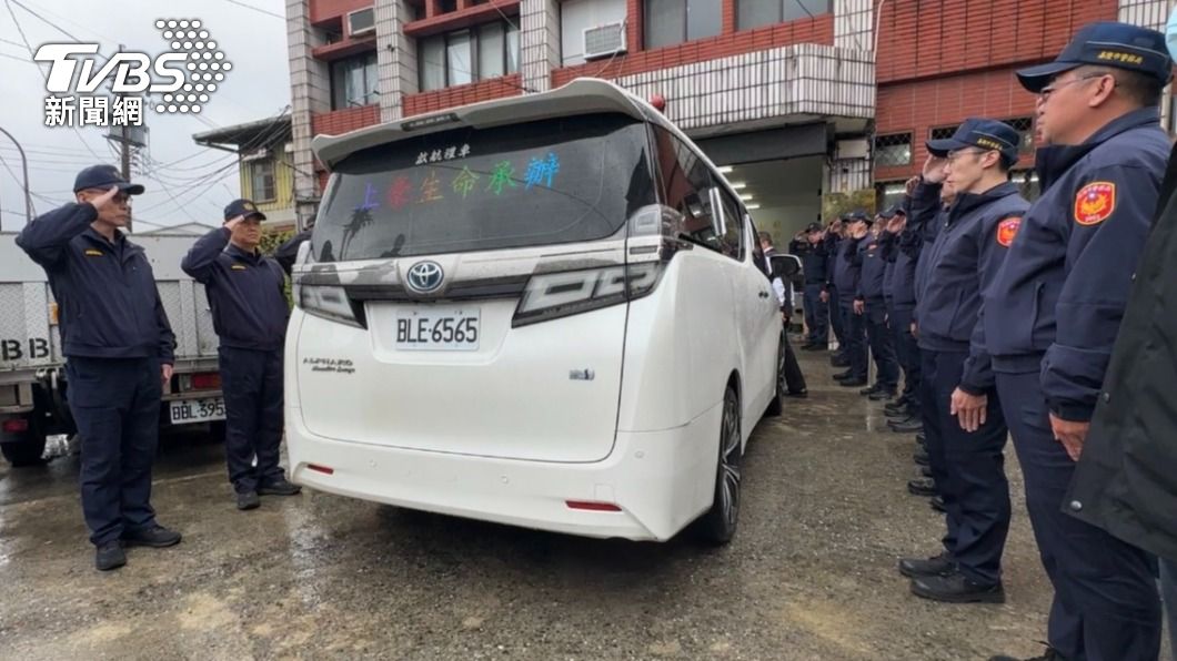 Community mourns fallen officer Su Yu-hung in Keelung (TVBS News) Community mourns fallen officer Su Yu-hung in Keelung