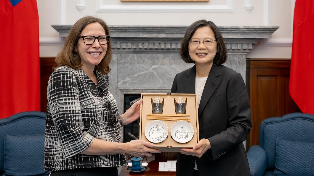 Tsai Ing-wen and AIT Chair discuss Taiwan-U.S. relations (Courtesy of Presidential Office) Tsai Ing-wen and AIT Chair discuss Taiwan-U.S. relations