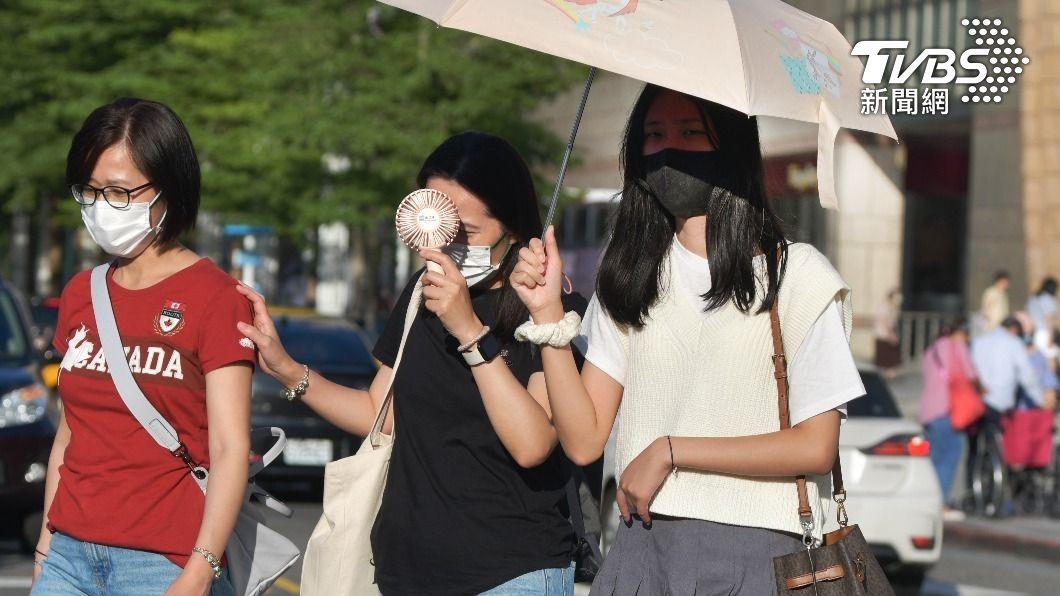 Taiwan sweats under severe heatwave, CWA issues warnings (TVBS News) Taiwan sweats under severe heatwave, CWA issues warnings