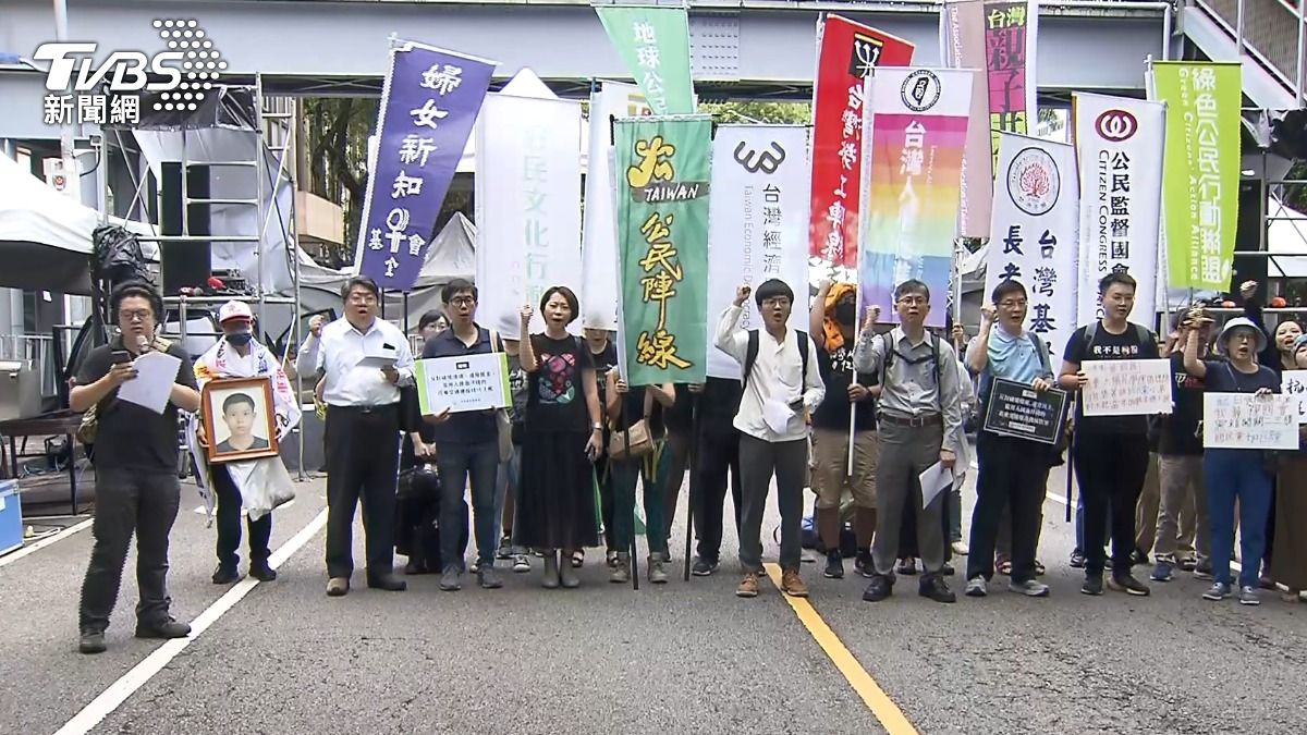 Thousands protest outside Taiwan’s Legislative Yuan (TVBS News) Thousands protest outside Taiwan’s Legislative Yuan