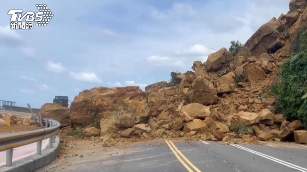 Landslide traps vehicles in Keelung City, casualties unknown (TVBS News) Landslide traps vehicles in Keelung City, casualties unknown