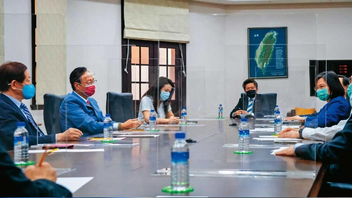 TSMC initiated a vaccine donation program during the rapid spread of COVID-19 in Taiwan in 2021. (Presidential Office)