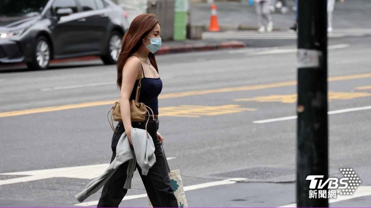 Warm weather in Taiwan before cold front (TVBS News) Taiwan braces for cold snap after warm spell