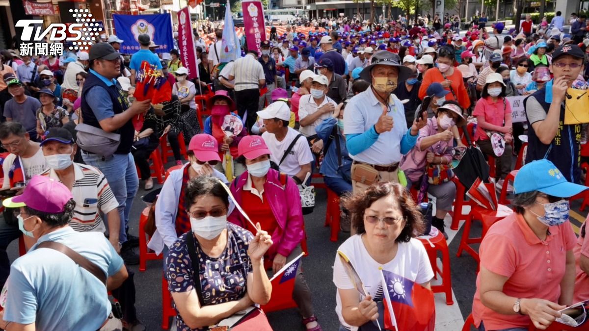 Taipei sees large turnout for, against legislative changes (TVBS News) Taipei sees large turnout for, against legislative changes