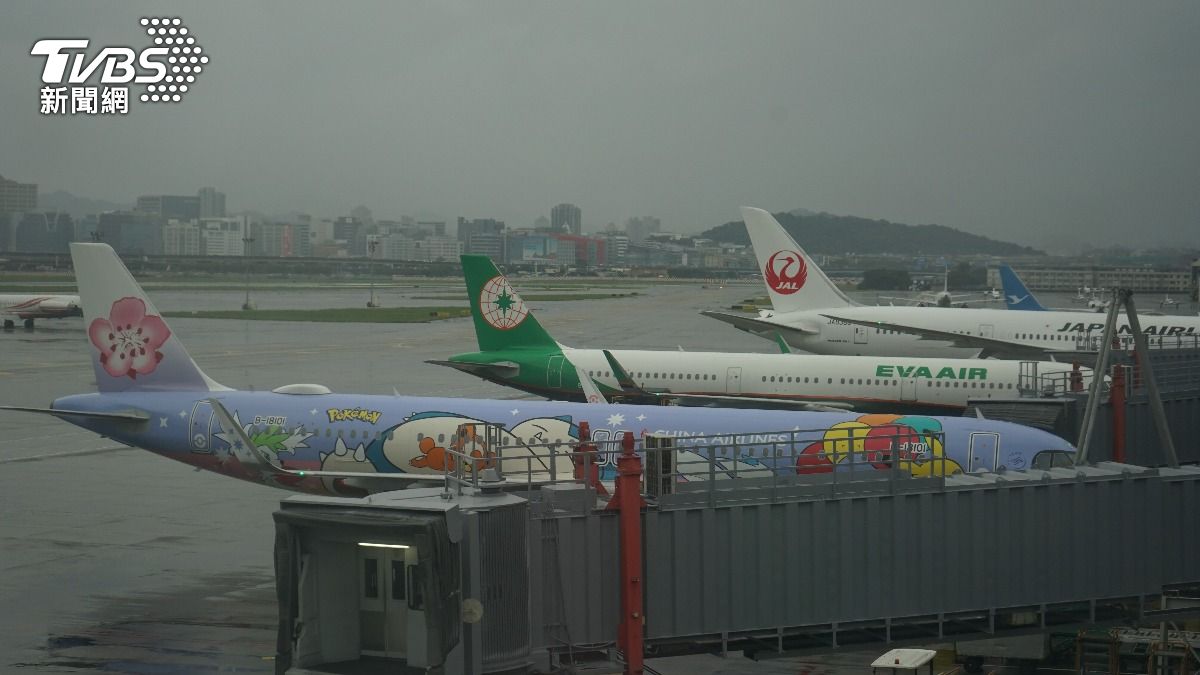 Flight delays expected due to weather (Shutterstock) Thunderstorms halt ground operations at Songshan Airport