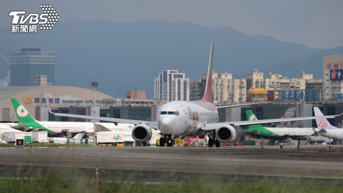 Songshan Airport halts operations amid heavy rain advisory (TVBS News) Songshan Airport halts operations amid heavy rain advisory