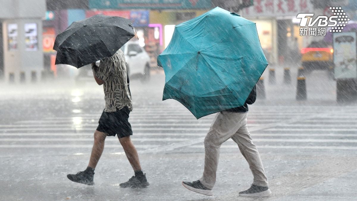 Taipei braces for typhoon, decision on closures pending (TVBS News) Taipei braces for typhoon, decision on closures pending