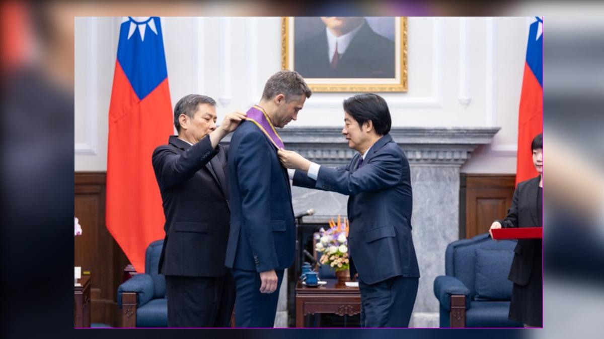 President Lai awards Grzegorzewski Order of Brilliant Star (Courtesy of Presidential Office) President Lai awards Grzegorzewski Order of Brilliant Star