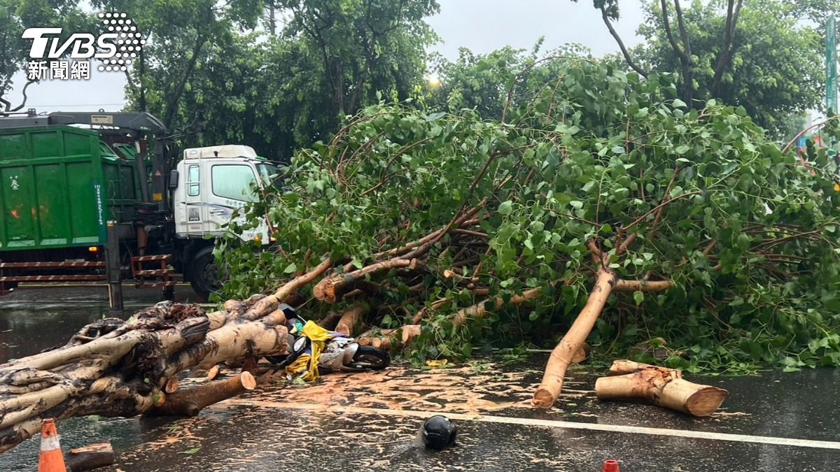 Typhoon Gaemi causes fatal accident in Kaohsiung (TVBS News) Typhoon Gaemi causes fatal accident in Kaohsiung