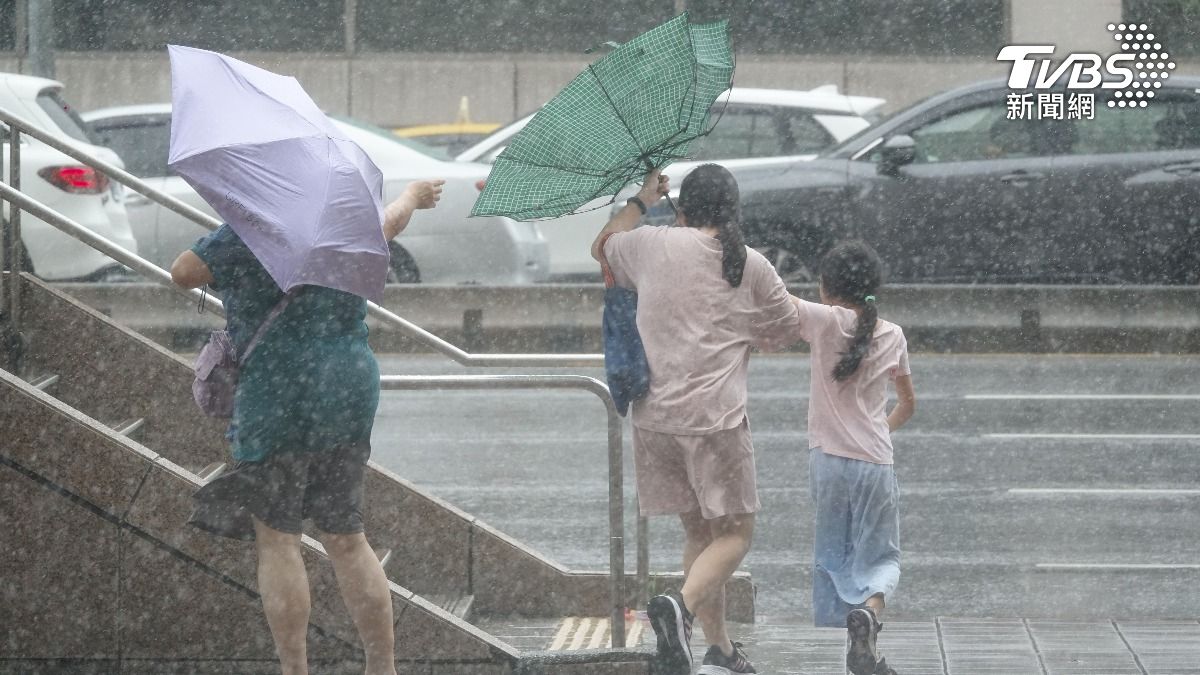 Former legislator cites heavy losses from typhoon day-off (TVBS News) Former legislator cites heavy losses from typhoon day-off