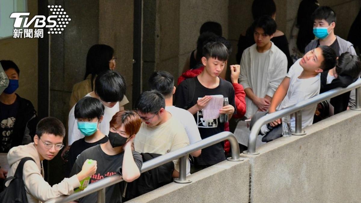 NCKU sees record master’s applicants (TVBS News) NCKU master’s exams draw record 18,960 applicants