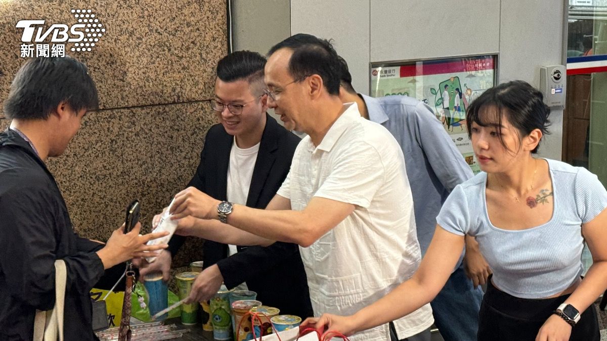 KMT chair celebrates Olympic win with fried chicken giveaway (TVBS News) KMT chair celebrates Olympic win with fried chicken giveaway