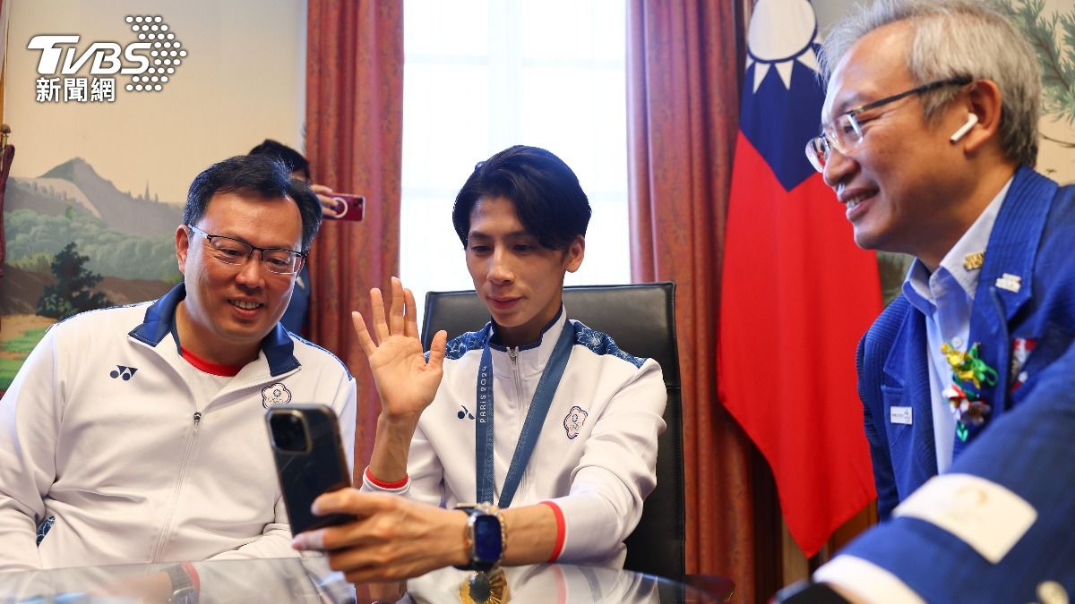 Taiwanese boxer chats with President Lai after winning gold (Courtesy of CNA via TVBS News) Taiwanese boxer chats with President Lai after winning gold