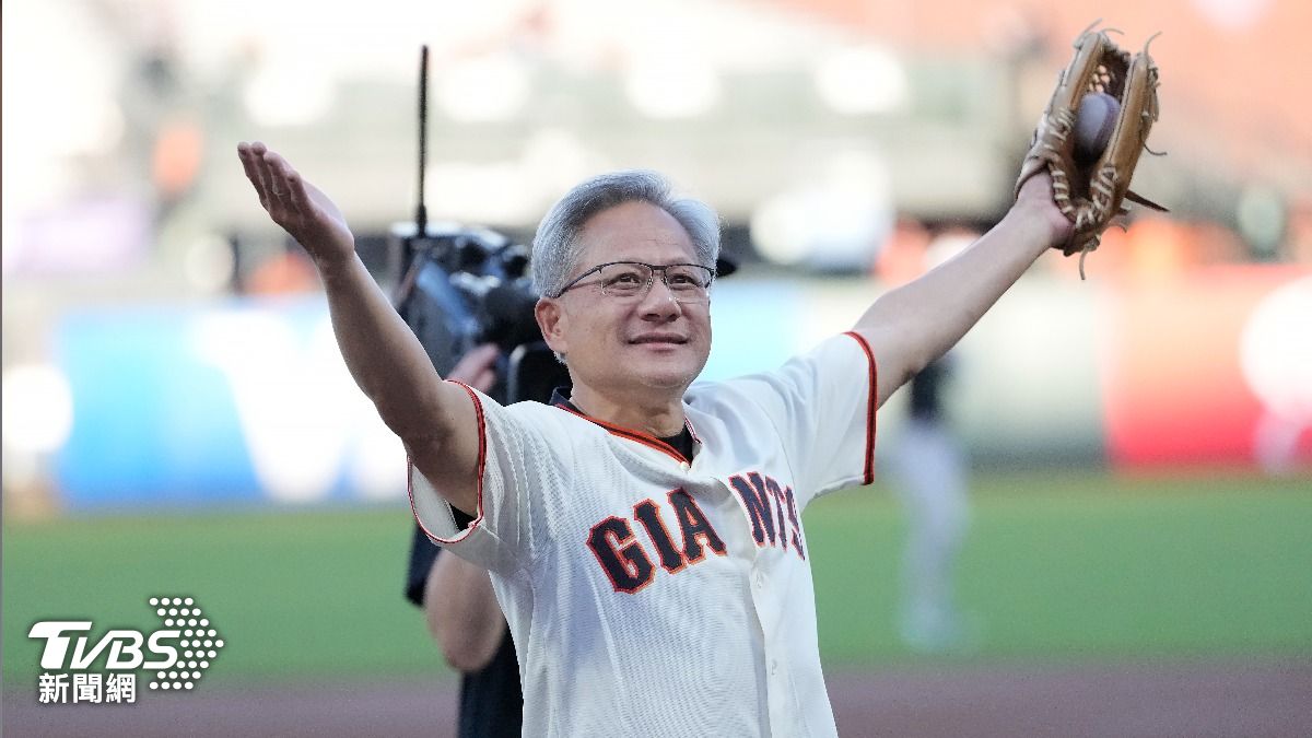 NVIDIA CEO throws first pitch at ’Taiwan Heritage Night’ (TPG PHOTO) NVIDIA CEO throws first pitch at ’Taiwan Heritage Night’