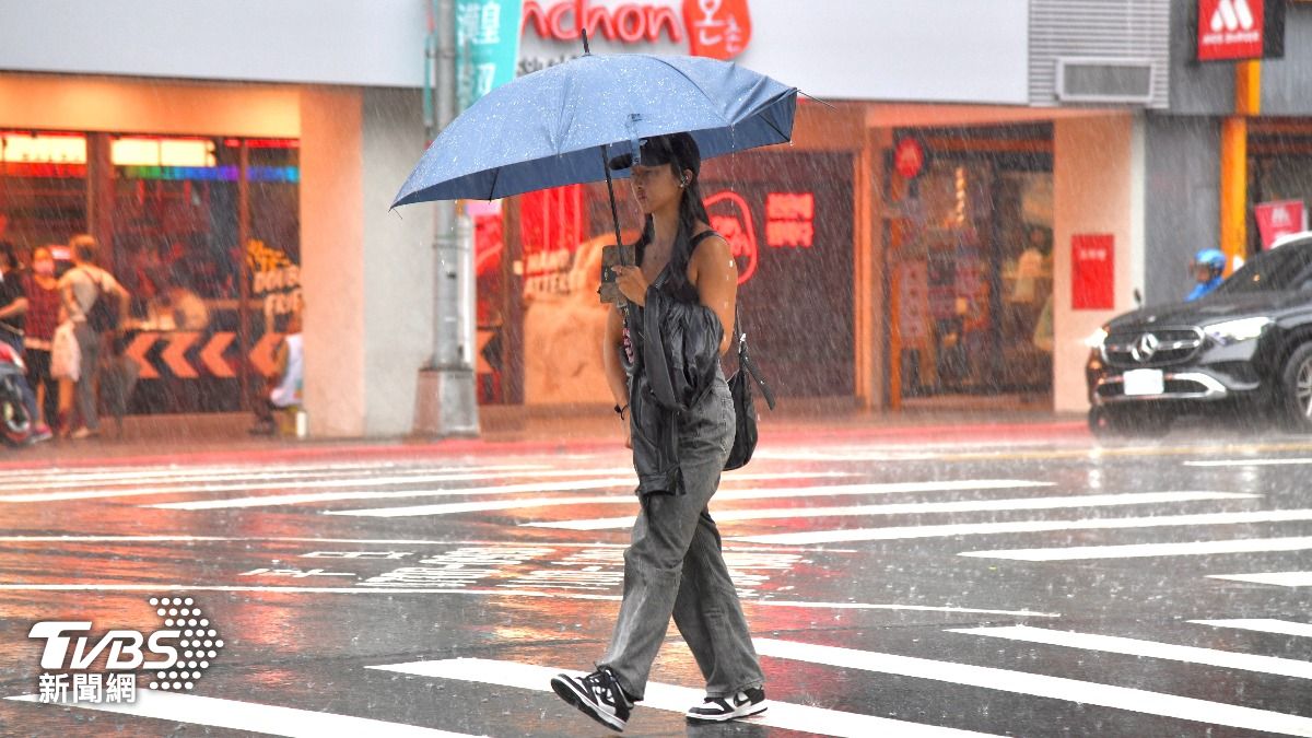 Heavy rain advisory for 10 regions (TVBS News) Heavy rain advisory issued for 10 Taiwan regions