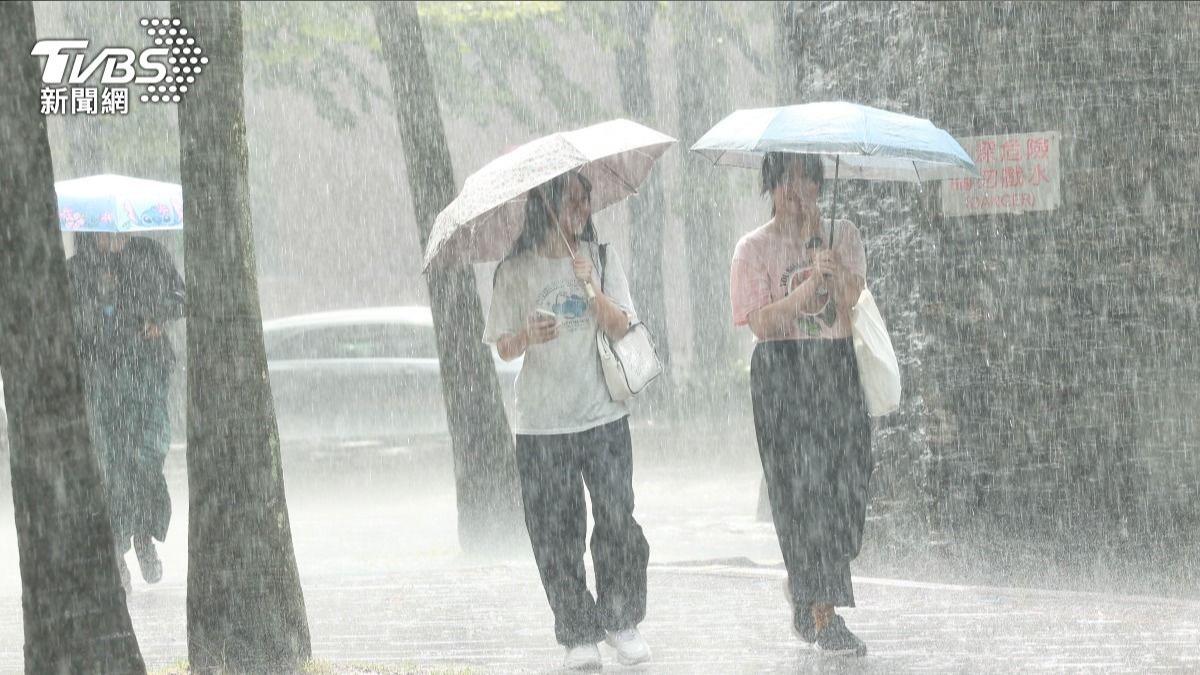 Heavy rain warnings issued for 18 Taiwan areas (TVBS News) Heavy rain warnings issued for 18 Taiwan areas