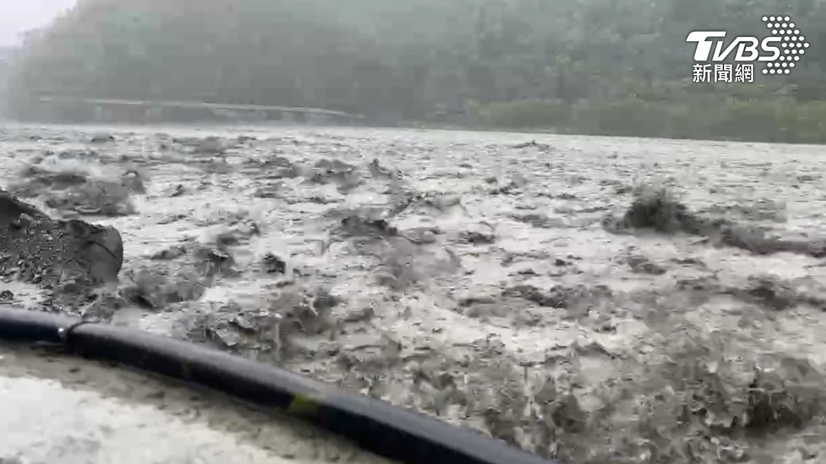 Rivers in Taitung surge as Typhoon Krathon nears (TVBS News) Rivers in Taitung surge as Typhoon Krathon nears