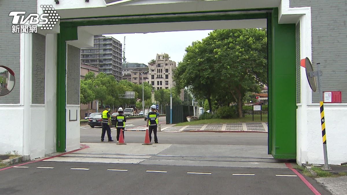 Taipei preps for Typhoon Kong-rey (TVBS News) Taipei braces for Typhoon Kong-rey with traffic measures