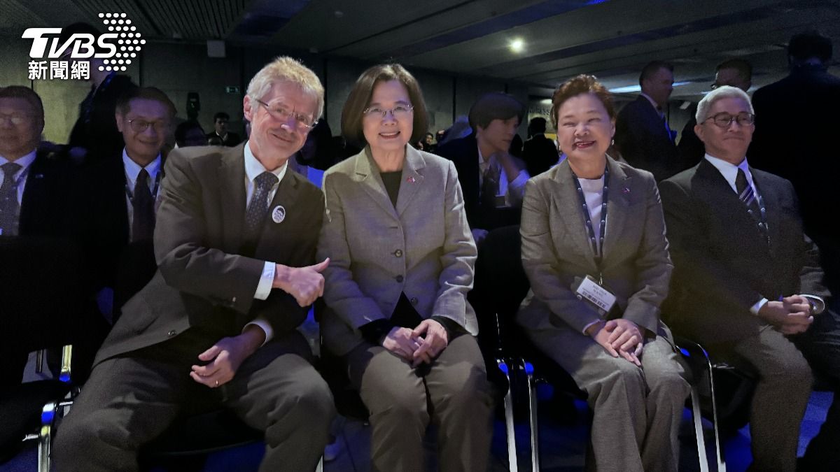 Tsai Ing-wen with Czech Senate President Miloš Vystrčil (Courtesy of CNA via TVBS News) Tsai Ing-wen meets Czech president at Prague forum