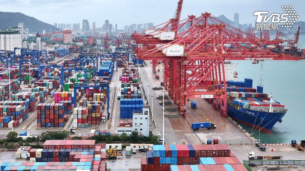 Academia Sinica downgrades Taiwan economic outlook amid global uncertainties. (TVBS News/Reuters) Trade uncertainties drag Taiwan growth below 3%