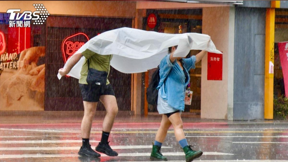 Taiwan braces for potential typhoon holidays (TVBS News) Taiwan braces for potential typhoon holidays