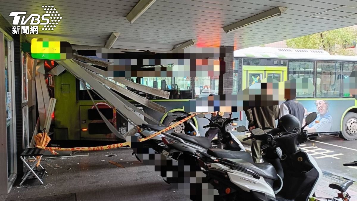 Bus crashes into Taipei store (TVBS News) Bus crashes into Taipei store; no injuries reported