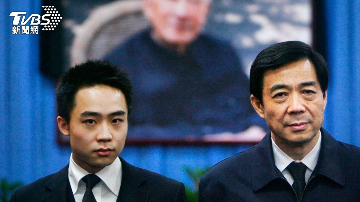 Bo Xilai (right) and son Bo Guagua (left) (TPG PHOTO) Bo Guagua seeks family reunion in Taiwan