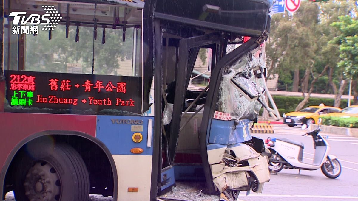 Taipei bus firms fined for crash (TVBS News) Taipei bus firms fined NT$90K for crash failures