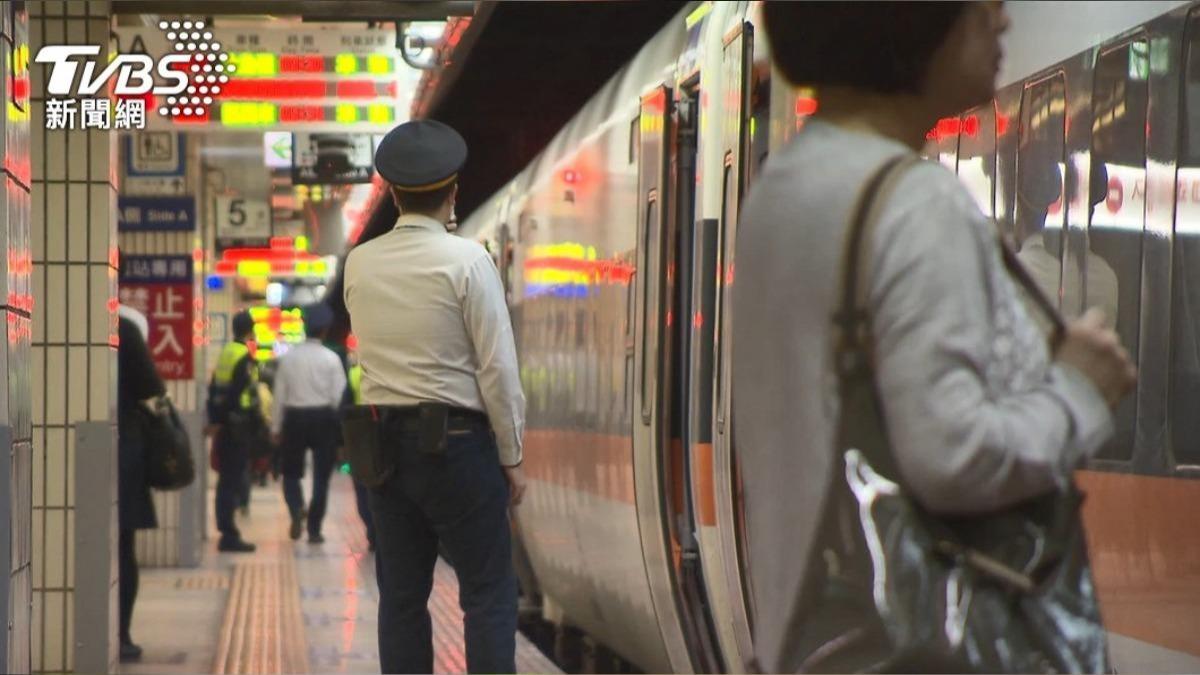 Rail services resume after typhoon (TVBS News) Southern Taiwan rail services back after typhoon hit
