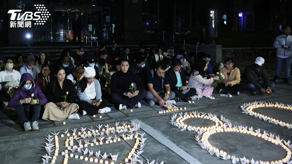 Crowd mourns civil servant amid bullying claims (Photo courtesy of CNA via TVBS News) Crowd mourns civil servant amid bullying claims