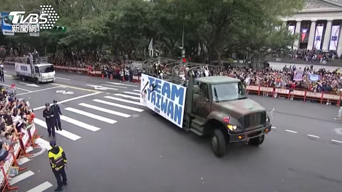 Taiwan celebrates baseball victory (TVBS News) Fans cheer as Taiwan’s baseball team parades in Taipei