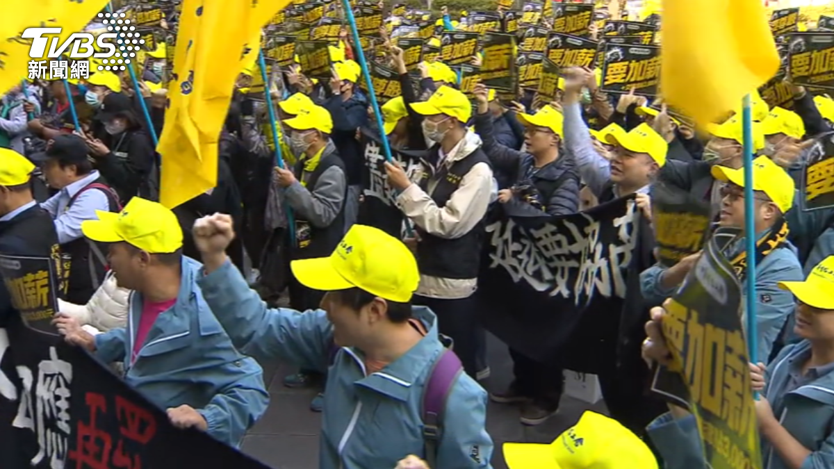 Chunghwa Telecom workers rally for wage hikes in Taipei (TVBS News) Chunghwa Telecom workers rally for wage hikes in Taipei