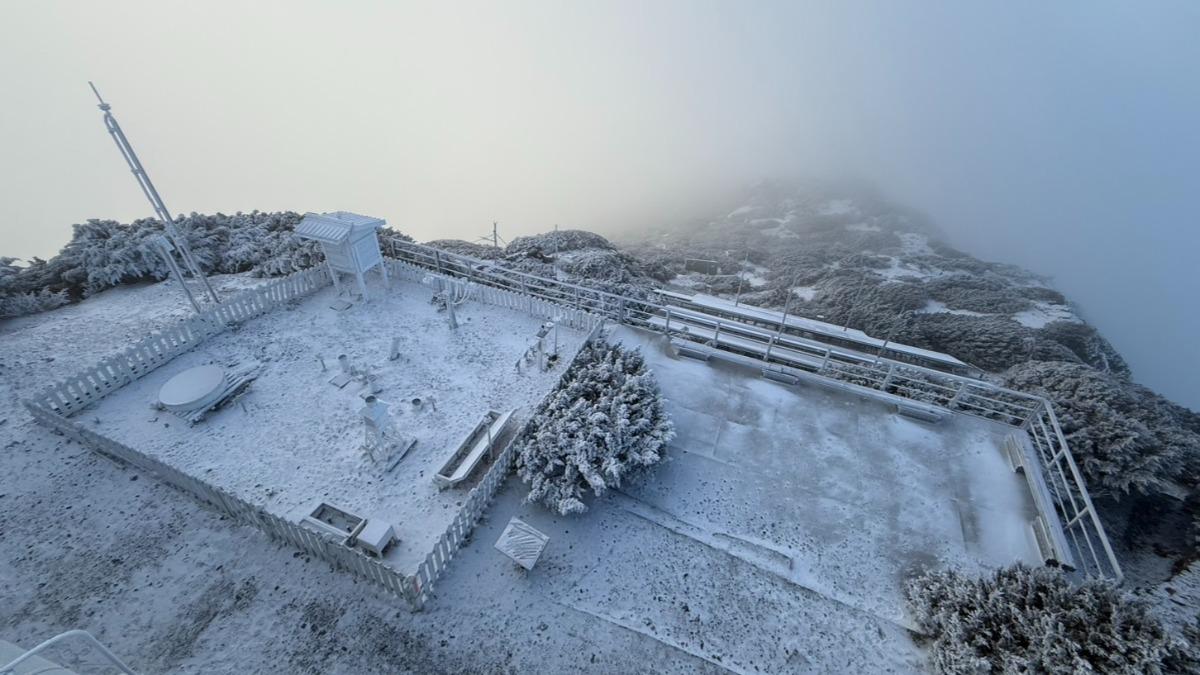 Snowfall blankets Yushan as cold front grips Taiwan (Courtesy of the CWA) Snowfall blankets Yushan as cold front grips Taiwan