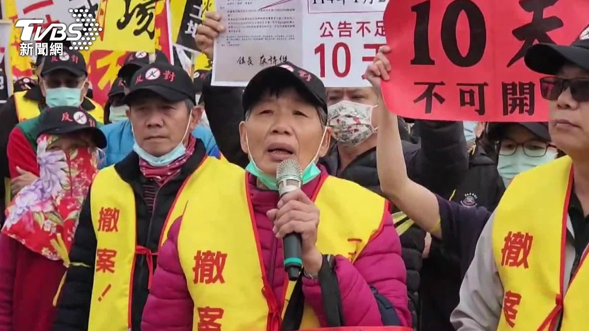 Rural Taiwan community fights against funeral facility (TVBS News) Protesters clash with police at Taiwan funeral home opening