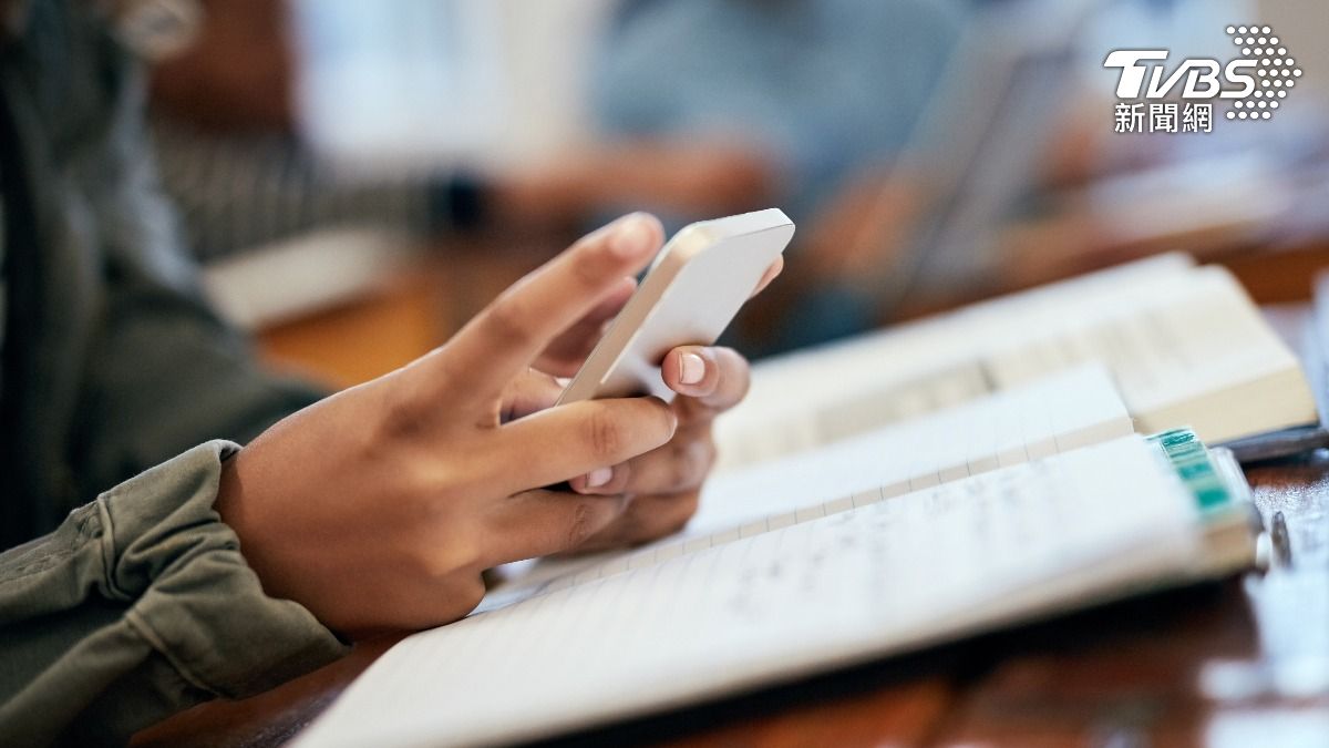 Taiwan drafts new school device rules (Shutterstock) Taiwan drafts new rules for student device use in schools