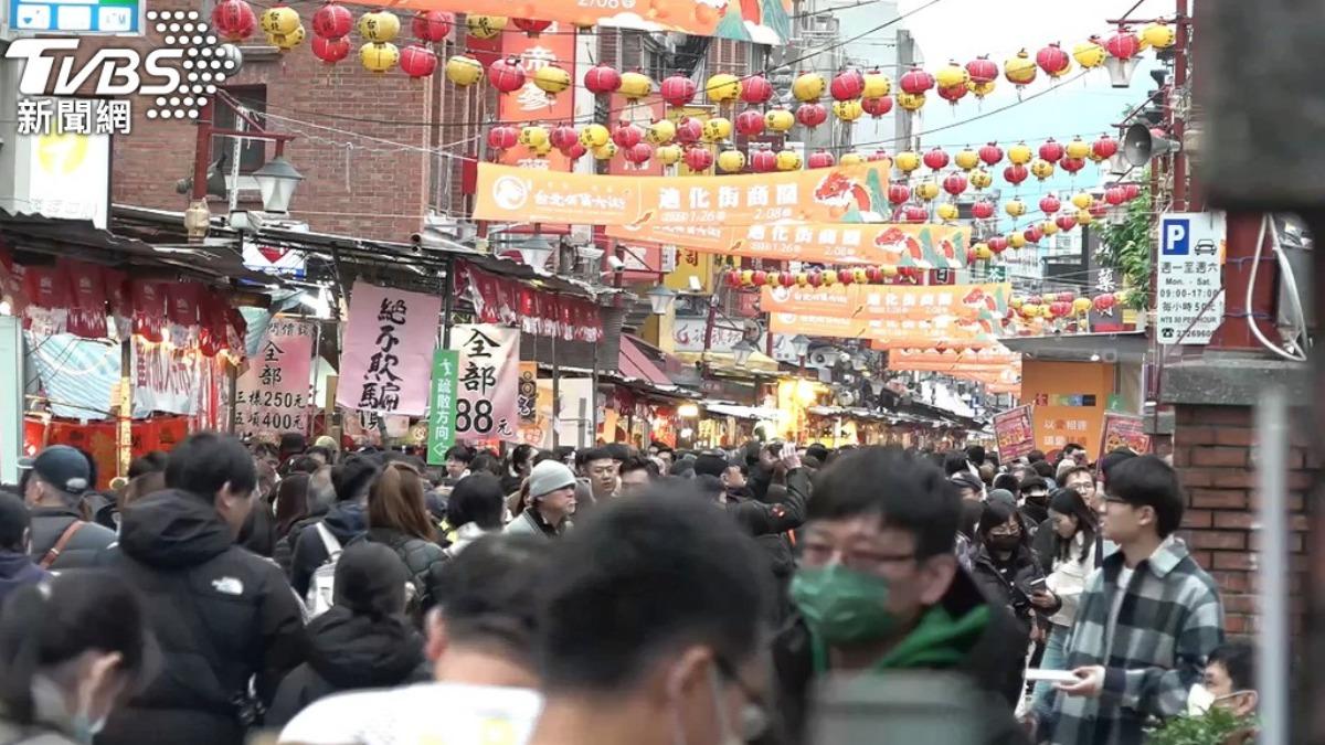 Taiwan's New Year markets blend culture and commerce (TVBS News)