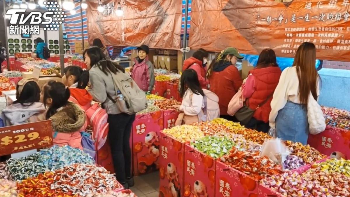 Taiwan's New Year markets blend culture and commerce (TVBS News)